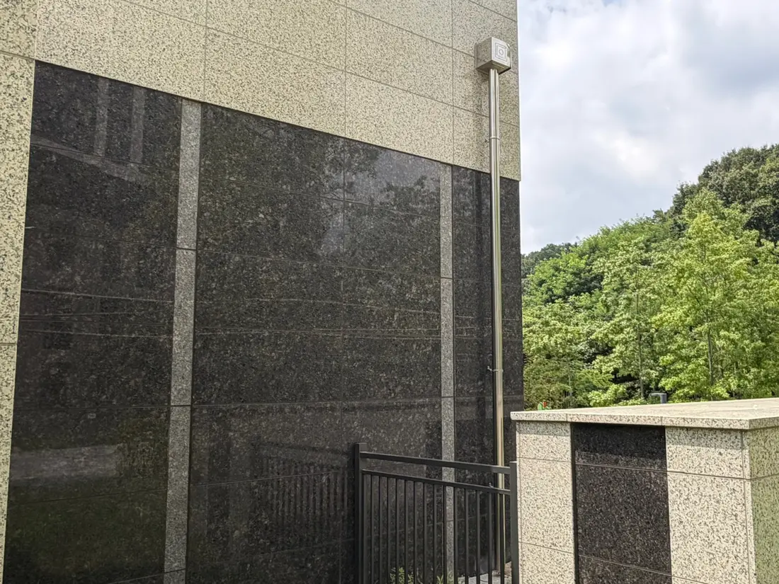 석재 외벽 옆 경사지 쪽으로 내려가는 우수관