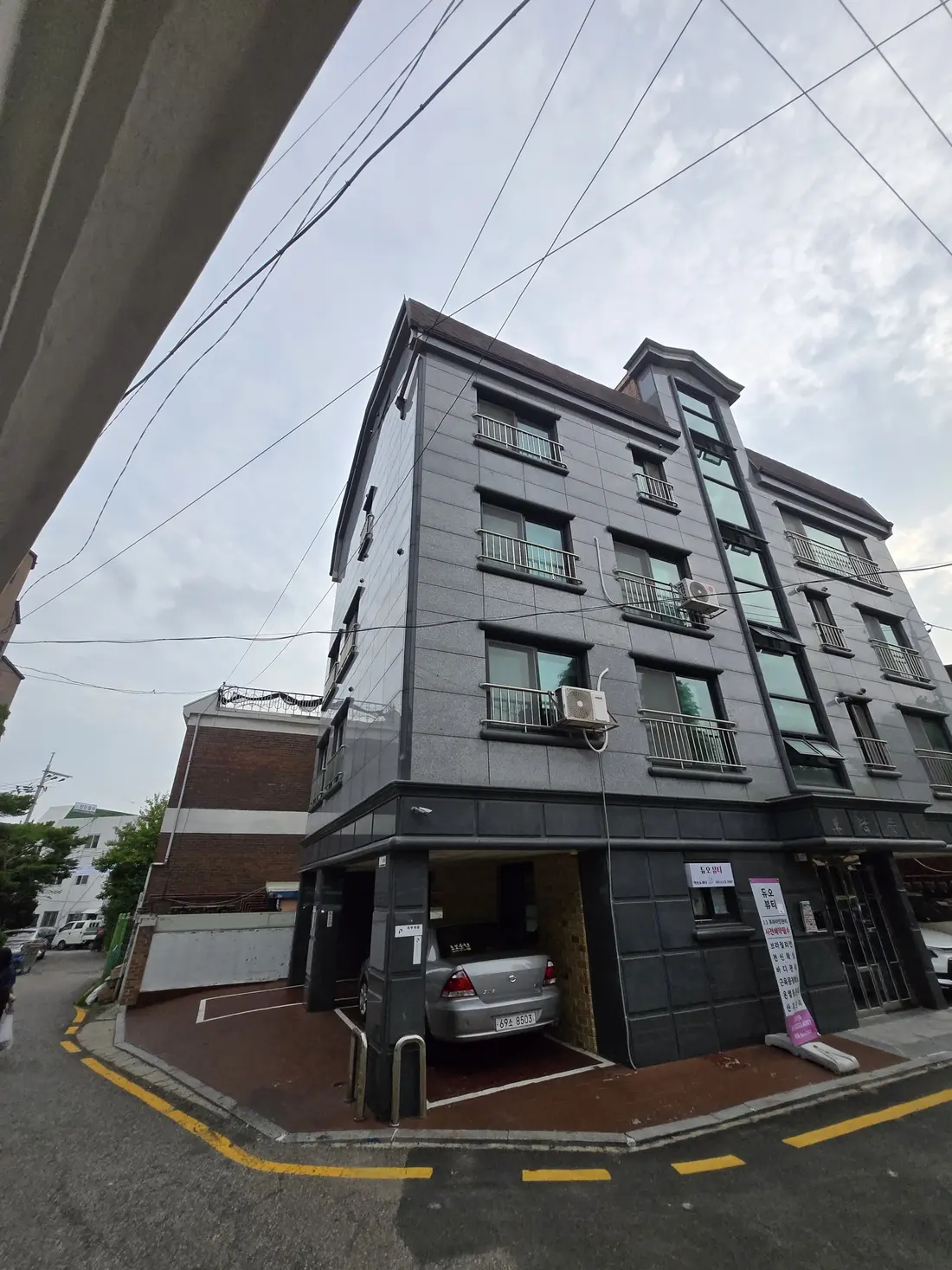 모서리 건물 외벽에 설치된 우수관
