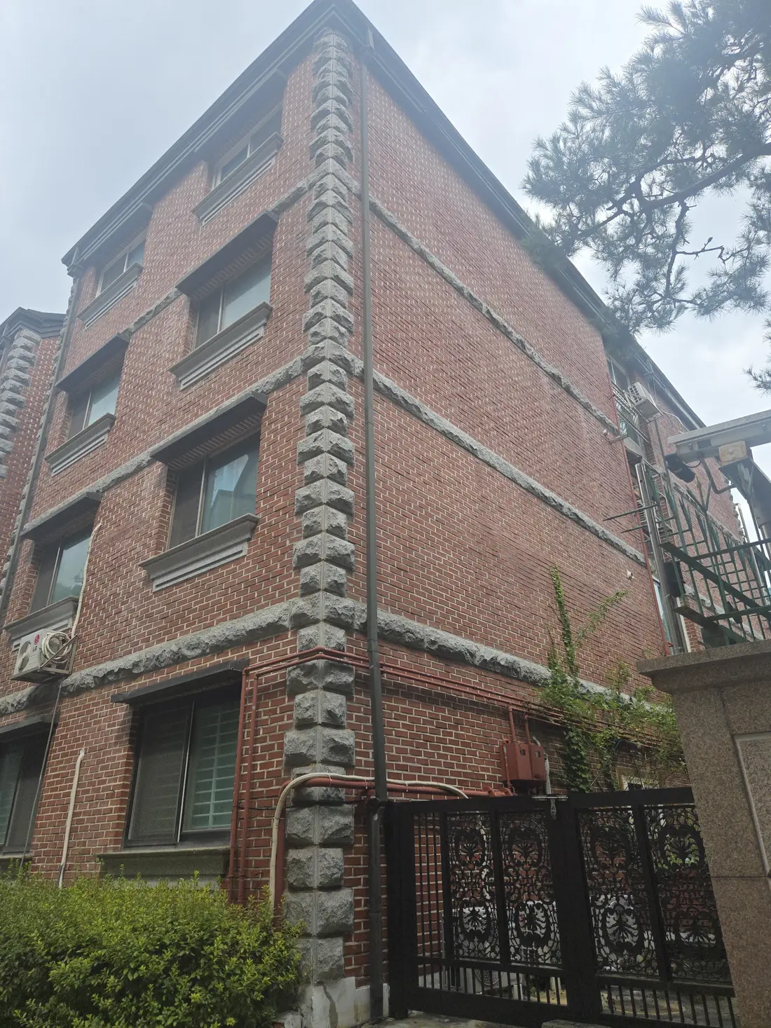 벽돌 외벽의 3층 빌라 외관